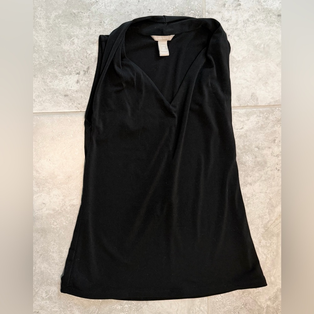 Banana Republic Petite Black Sleeveless Blouse | XS | V-Neck Top